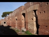 01073 ostia - regio ii - decumanus maximus - terme di nettuno (ii,iv,2) - via della fontana - nach dem durchgang zur palaestra - bli ri nordosten - 01-2024.jpg